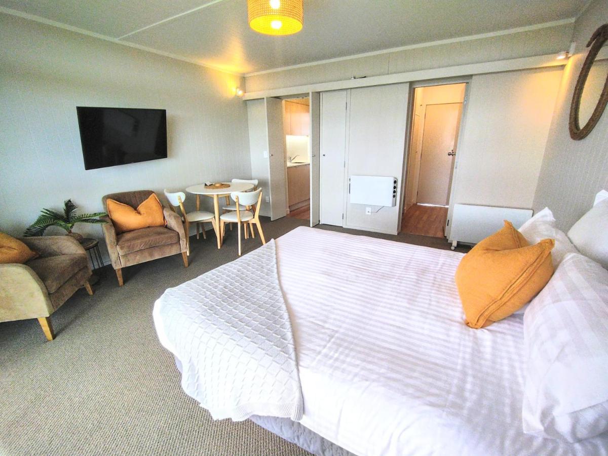 Whispering Sands Beachfront Motel Гисборн Экстерьер фото