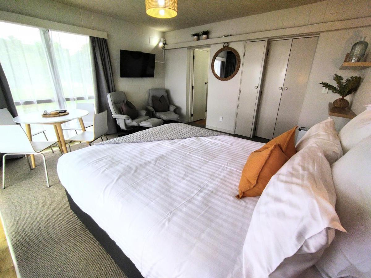 Whispering Sands Beachfront Motel Гисборн Экстерьер фото