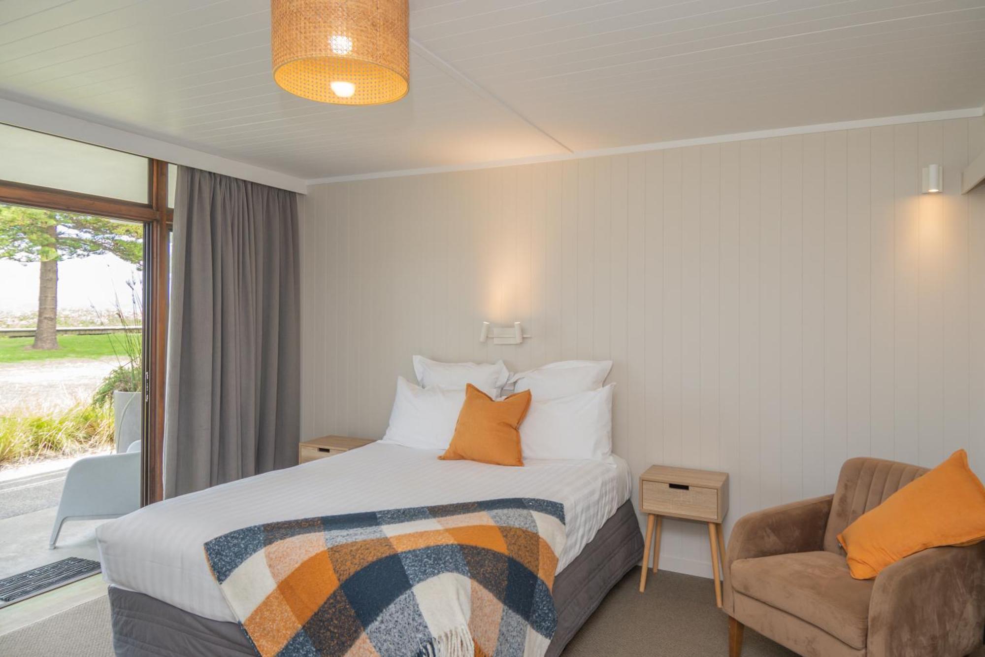 Whispering Sands Beachfront Motel Гисборн Экстерьер фото