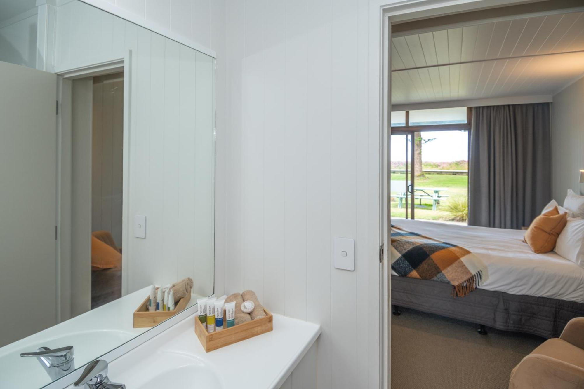 Whispering Sands Beachfront Motel Гисборн Экстерьер фото