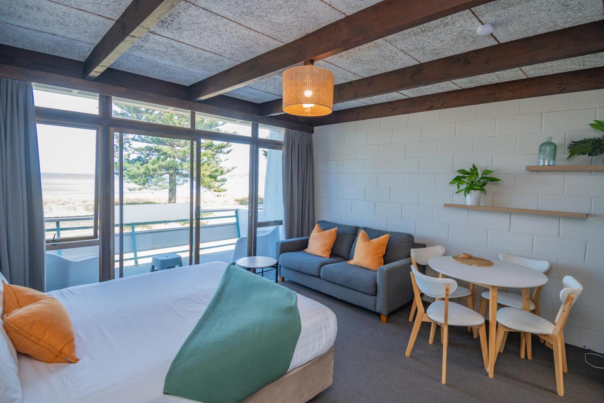 Whispering Sands Beachfront Motel Гисборн Экстерьер фото