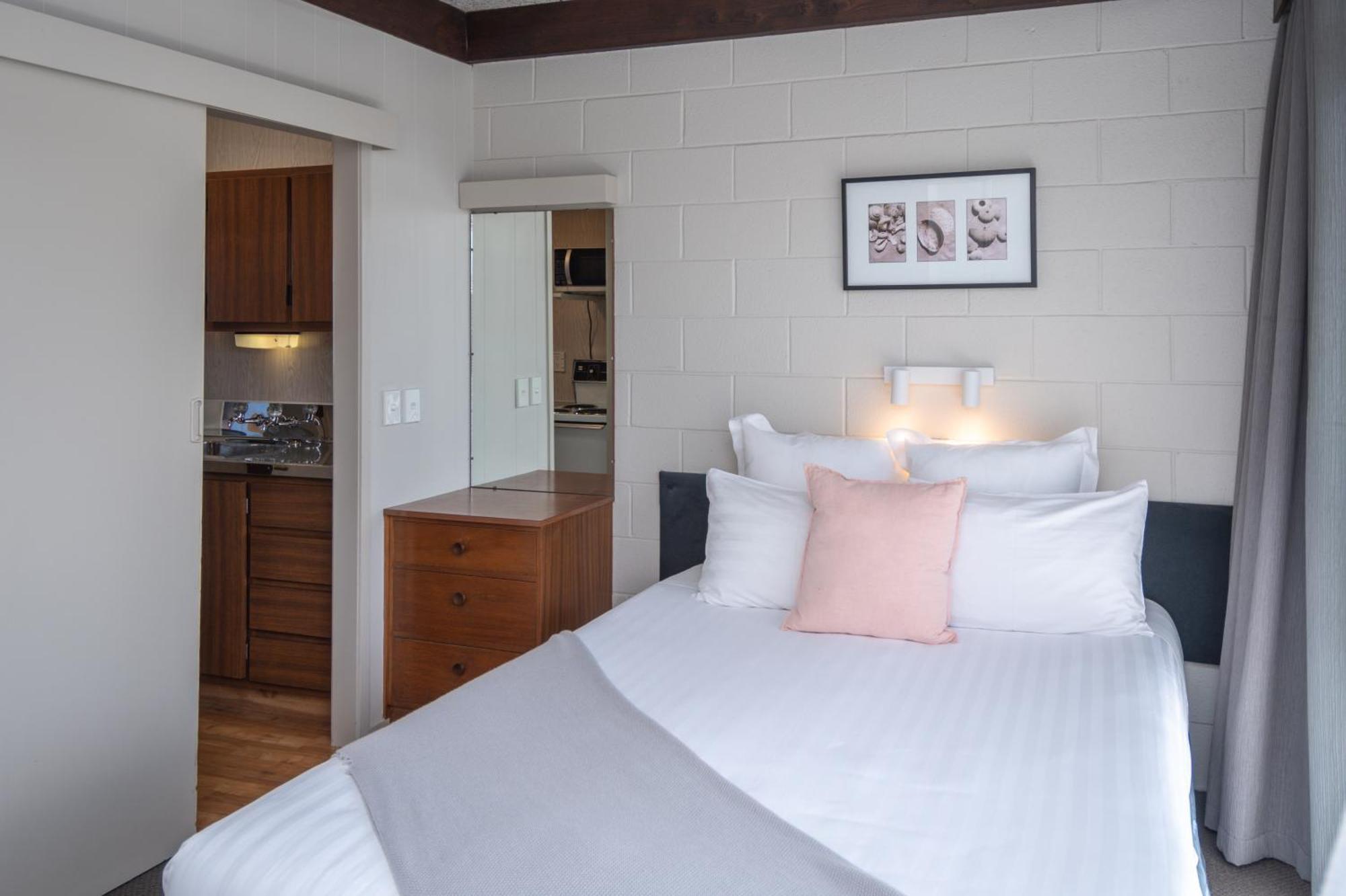 Whispering Sands Beachfront Motel Гисборн Экстерьер фото
