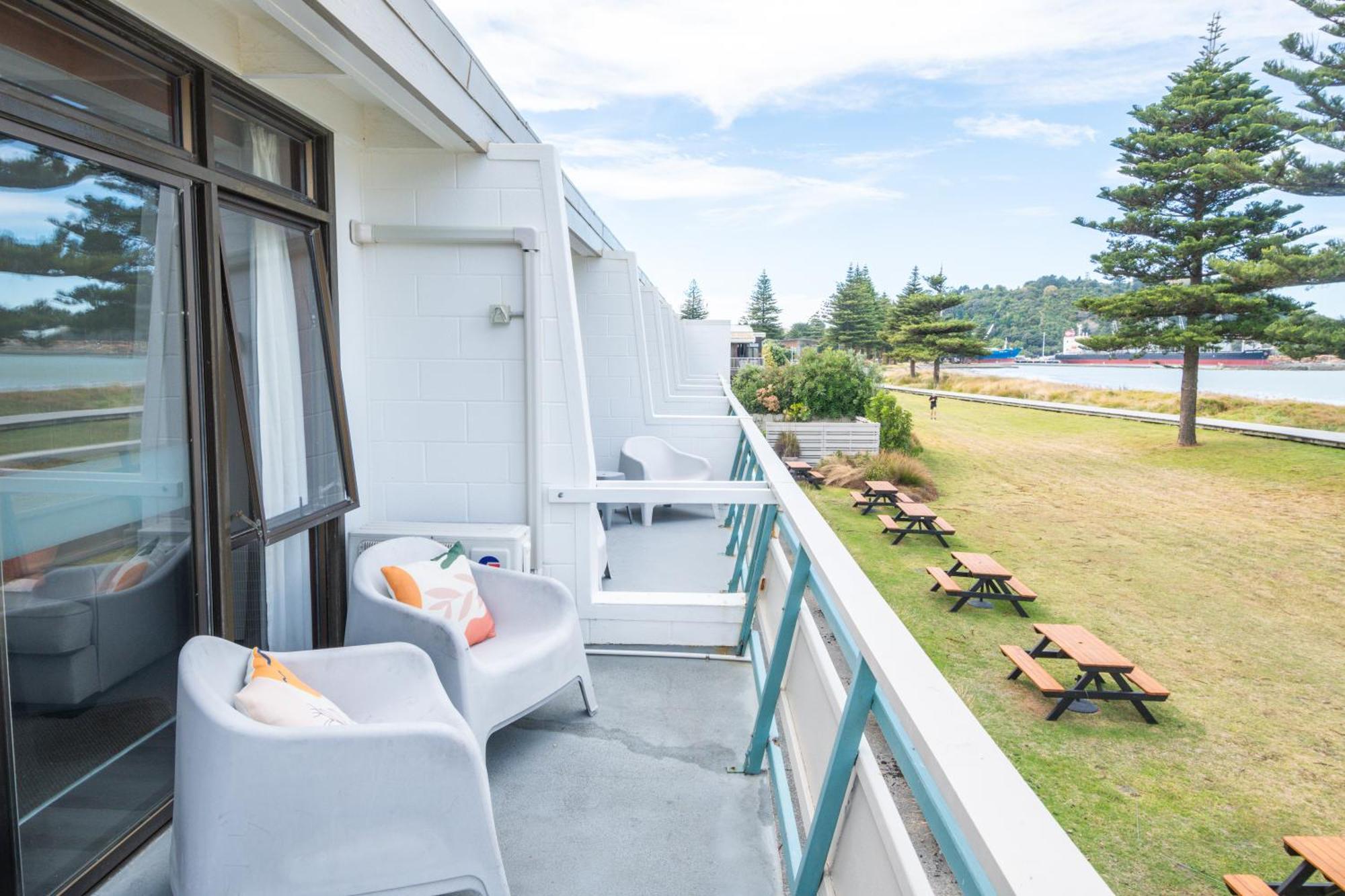 Whispering Sands Beachfront Motel Гисборн Экстерьер фото