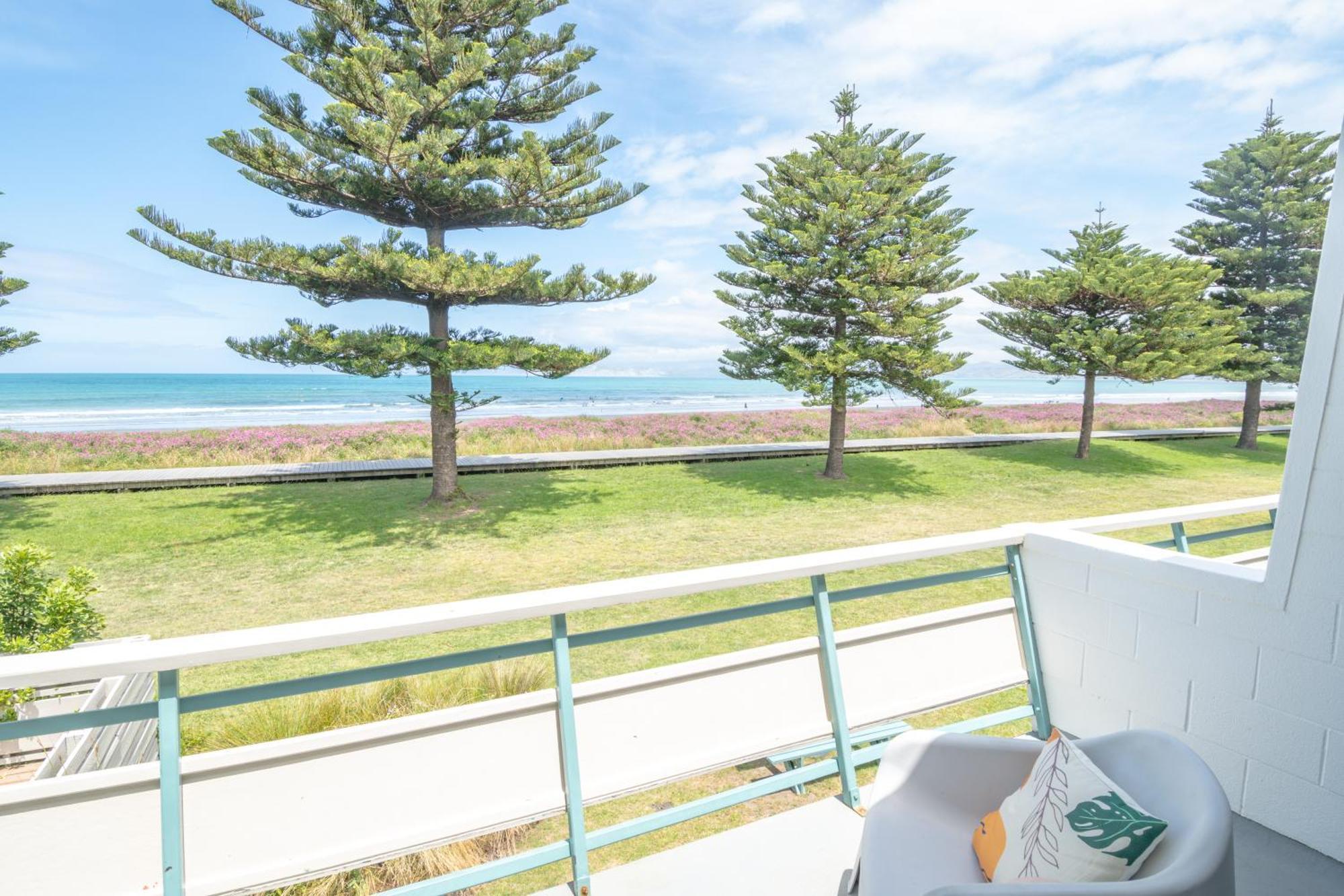 Whispering Sands Beachfront Motel Гисборн Экстерьер фото