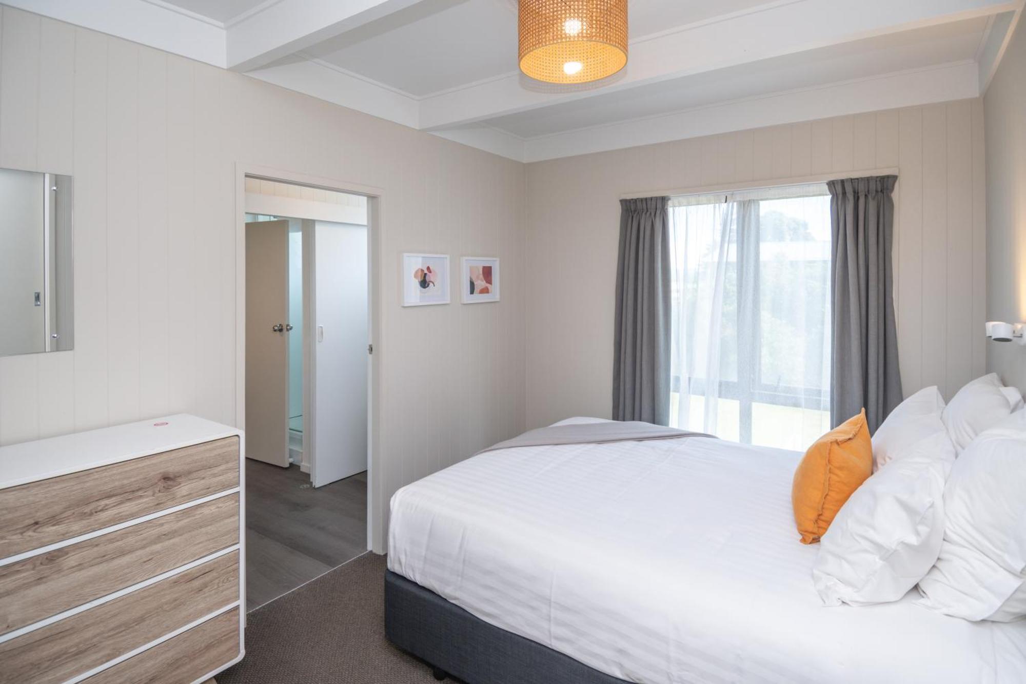 Whispering Sands Beachfront Motel Гисборн Экстерьер фото
