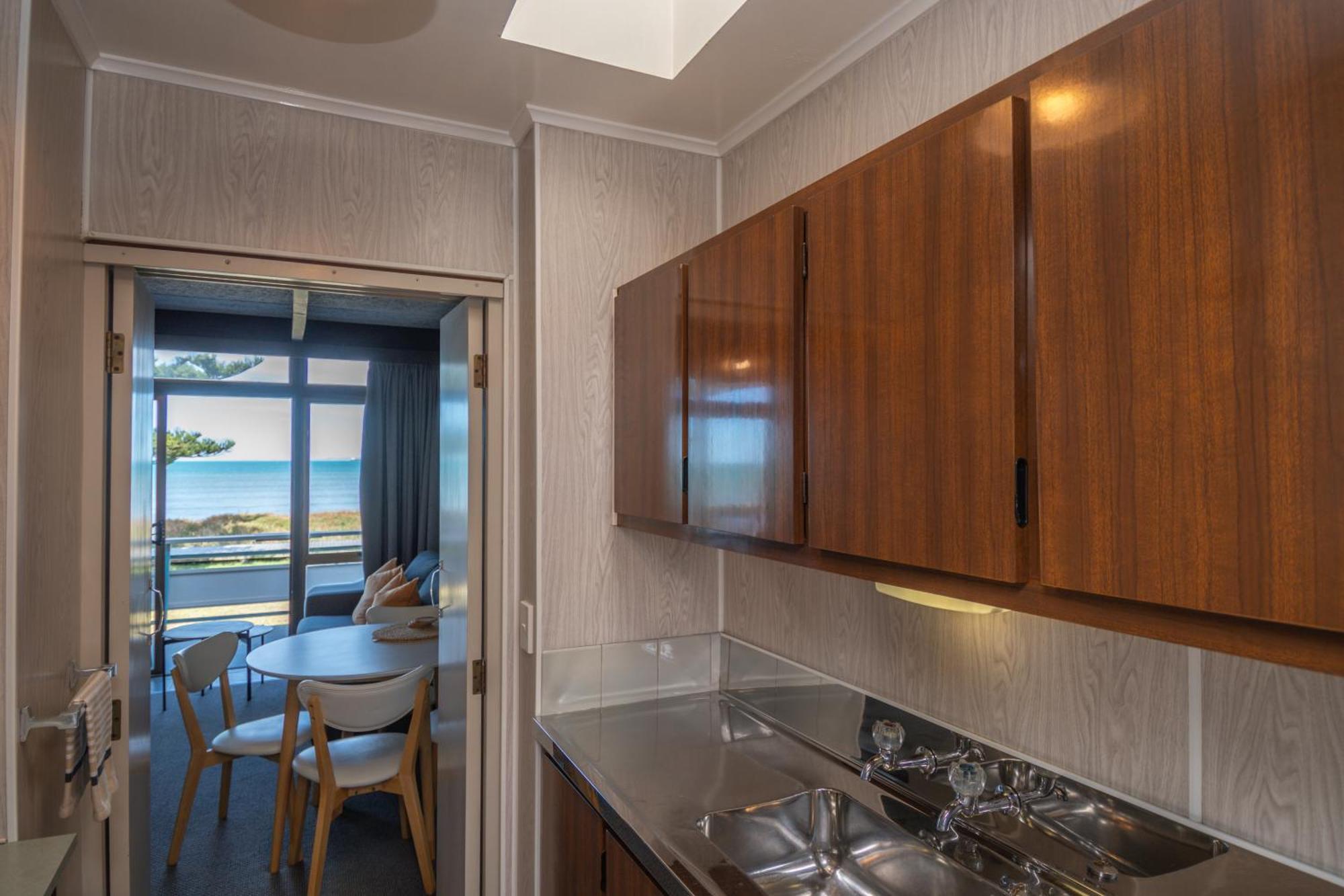 Whispering Sands Beachfront Motel Гисборн Экстерьер фото