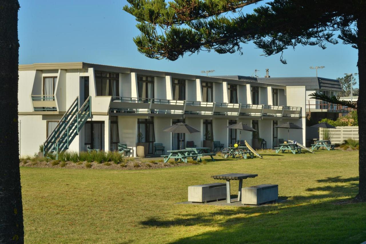 Whispering Sands Beachfront Motel Гисборн Экстерьер фото